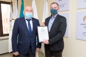 Сертификатты "Нұр-сұлтан"олимпиадалық даярлау орталығының директорына ресми тапсыру