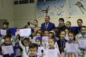 Мәнерлеп сырғанаудан жас спортшылардың демонстрациялық өнер көрсетулері